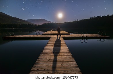 Verlorener See in Whistler Mann, der den Mond betrachtet