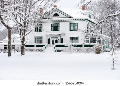 Gran casa tradicional más antigua después de una nevada.
