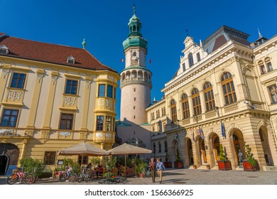 Casco antiguo de Sopron, Hungría, el centro histórico de la ciudad, vista de la torre Firewatch y el Ayuntamiento