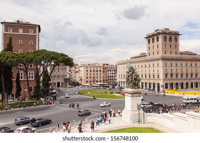 Piazza Venezia este un circ important și centrul central al Romei, Italia, în care se intersectează multe artere, cum ar fi Via dei Fori Imperiali și Via del Corso.