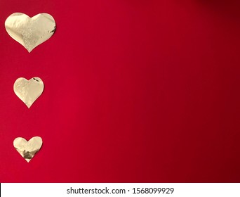 Valentinstag-Grußkartenvorlage auf rotem Hintergrund