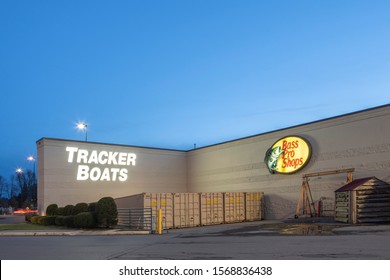 tracker boats logo
