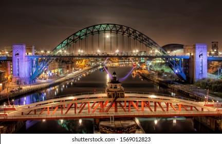 Vista panorámica del puente Tyne y el río Tyne bajo la luz de la luna en la noche, Newcastle, Reino Unido
