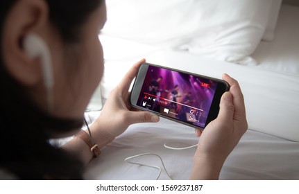 ライブ ビデオ ストリーミングの概念。携帯電話を保持している女性の手