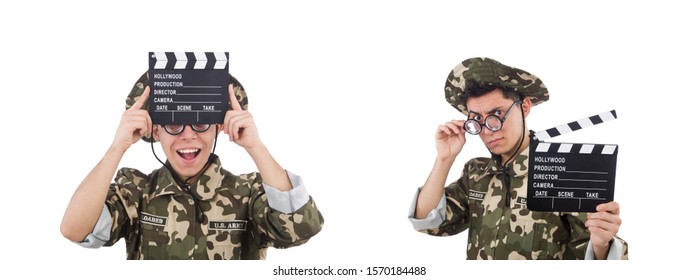 Soldado engraçado com placa de filme isolado no branco