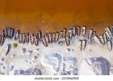 セネガルのピンク湖レトバまたはラック ローズの空撮。ドローンによる上空からの写真。アフリカの自然の風景。