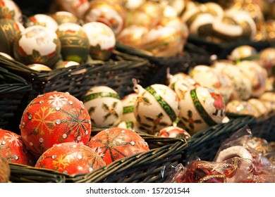 boules de Noël sur le marché