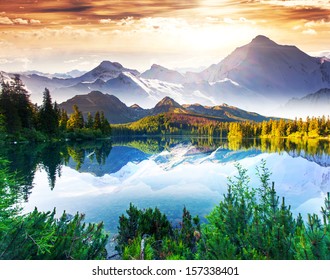 素晴らしい晴れた日は山の湖にあります。創造的なコラージュ。美の世界。