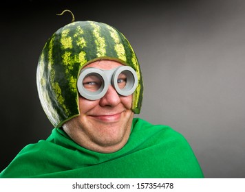 Hombre divertido con casco de sandía y gafas parece una oruga parásita