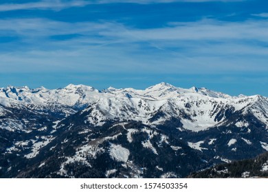 Sonniger Wintertag in den österreichischen Alpen im Skigebiet Bad Kleinkirchheim, Österreich. Der Schnee zeigt ein schönes Spiegelbild. Wintersport im alpinen Winterwunderland