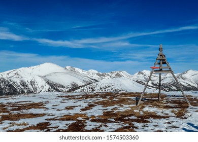 Sonniger Wintertag in den österreichischen Alpen im Skigebiet Bad Kleinkirchheim, Österreich. Der Schnee zeigt ein schönes Spiegelbild. Wintersport im alpinen Winterwunderland. Oben steht eine kleine Pyramide.