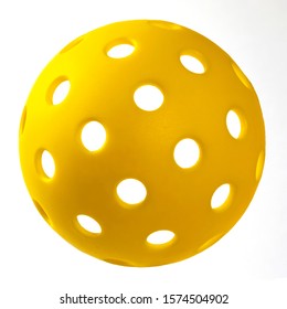 白い背景の上の屋外ピックルボール (黄色)