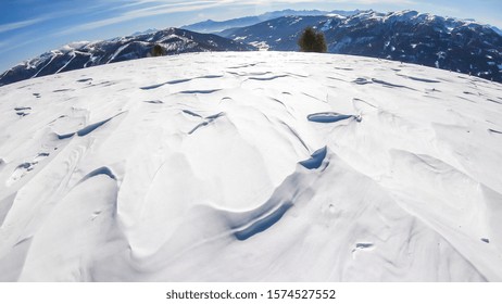 Sonniger Wintertag in den österreichischen Alpen im Skigebiet Bad Kleinkirchheim, Österreich. Der Schnee zeigt ein schönes Spiegelbild. Wintersport im alpinen Winterwunderland