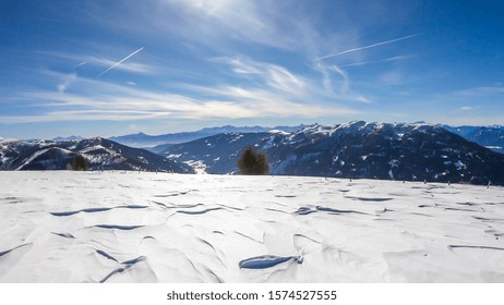 Sonniger Wintertag in den österreichischen Alpen im Skigebiet Bad Kleinkirchheim, Österreich. Der Schnee zeigt ein schönes Spiegelbild. Wintersport im alpinen Winterwunderland