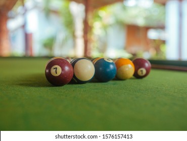 Biljartballen op groene tafel, spel in zomerdag