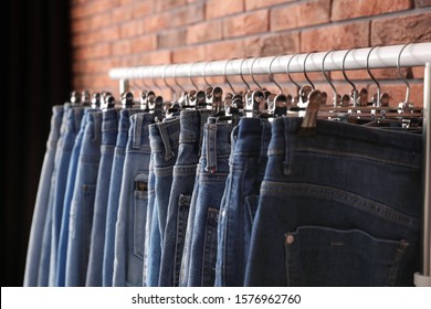レンガの壁、クローズ アップの近くにスタイリッシュなジーンズをラックします。
