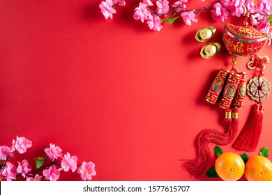 Trang trí lễ hội năm mới của Trung Quốc bột hoặc gói màu đỏ, thỏi màu cam và vàng hoặc cục vàng trên nền đỏ. Chữ Phúc trong bài viết chỉ sự may mắn may mắn, phú quý, tiền bạc rủng rỉnh.