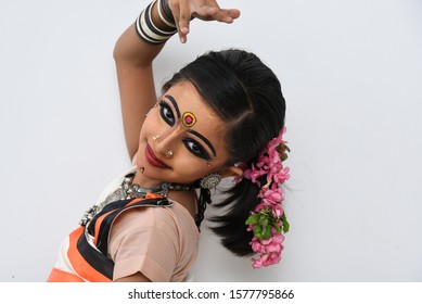 Frumoasă tânără fată indiană sau copil îmbrăcată ca o femeie tribală tradițională în dansuri populare, purtând ornamente și machiaj. dans tribal pentru concurs de dans la festivalul tinerilor din școală.