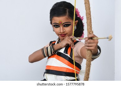 Frumoasă tânără fată indiană sau copil îmbrăcată ca o femeie tribală tradițională în dansuri populare, purtând ornamente și machiaj. dans tribal pentru concurs de dans la festivalul tinerilor din școală.