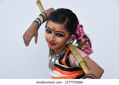 Frumoasă tânără fată indiană sau copil îmbrăcată ca o femeie tribală tradițională în dansuri populare, purtând ornamente și machiaj. dans tribal pentru concurs de dans la festivalul tinerilor din școală.
