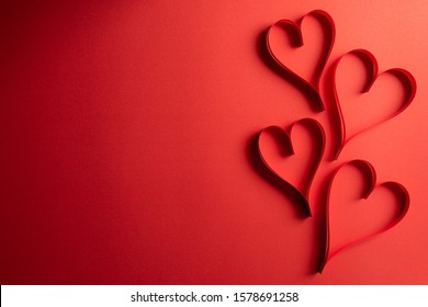 Deux coeurs en papier rouge sur fond de papier rouge. Concept d'amour et de Saint-Valentin.