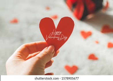 バレンタインデーのポストカード。母の日とバレンタインデーのコンセプトが大好きです。木製の背景に幸せなバレンタインデーの心。テキスト用のスペース付きバレンタイン カード