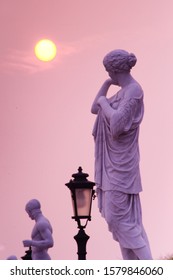 Artemisz / Diana szobor díszlete a Chimei múzeumban naplemente idején Alkonyat és napkeltekor a hagyományos klasszikus görög mitológia stílusa. Tainan, Tajvan. Ázsia.