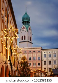 Mercado navideño en Rosenheim en Baviera, por la noche con iluminación ambiental