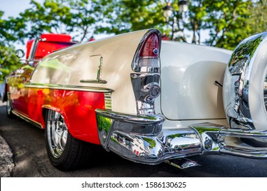 Langes weißes Retro-Cabrio-Auto der Executive-Seltenheit mit offenem Verdeck und roter Lederausstattung und Sitzen, ausgestellt auf der traditionellen Innenausstellung alter Autos in einer kleinen amerikanischen Provinzstadt