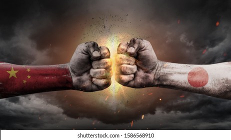 Bandeiras da China e do Japão. Punhos cerrados com bandeiras. Batalha da China contra o Japão no céu.