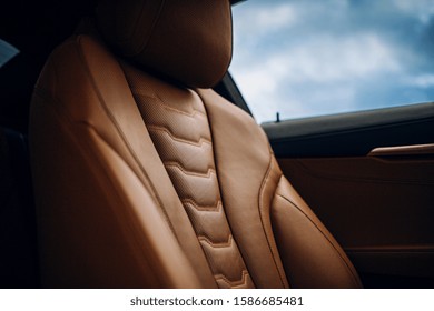 Cómodo asiento deportivo de cuero de un superdeportivo moderno. Asientos cómodos dentro del coche coupé moderno