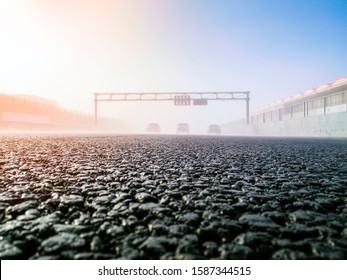 Mobil di garis start dengan lampu hijau menyala. Mobil siap start di sirkuit balap. Kabut pagi di lintasan sirkuit balap. Mobil cepat dengan lampu mati. Siap, mulai. Konsep Balapan.