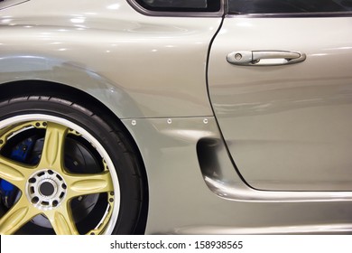 Sëlwer Grëff op der Dier vum Sportsauto