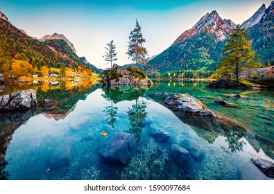 Impresionante vista otoñal del lago Hintersee con pico Hochkalter en el fondo, Alemania, Europa. Opinión de la mañana tranquila de los Alpes bávaros. Belleza del fondo del concepto de naturaleza.