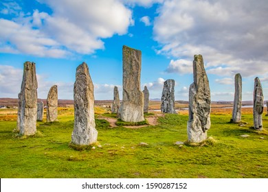 Escocia, Hébridas Exteriores, Lewis y Harris, The Callanish Stones son una disposición de piedras verticales colocadas en un patrón cruciforme con un círculo de piedra central.
