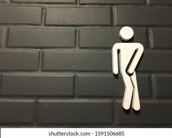 Pictogramas de baños de hombres. Divertido inodoro firmando en la pared de ladrillo negro, iconos de wc de hombre desesperado orinar, carteles divertidos de puerta de baño, silueta de vector urgente de baño público de humor