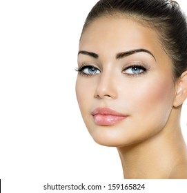 Retrato de mujer de belleza. Hermosa morena de ojos azules. Piel fresca perfecta. Aislado sobre fondo blanco