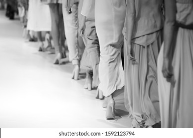 Moda gösterisi, defile veya podyum etkinliği sırasında podyumda yürüyen modeller.