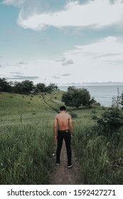 Seorang lelaki di bukit hijau