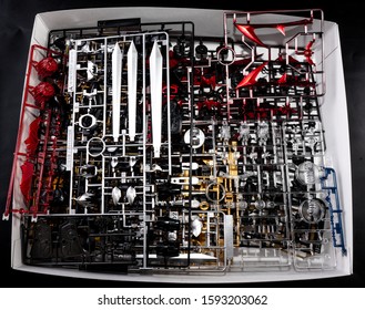 Gunpla plastic model kits for assembling and spraying to assemble into a Gundam model