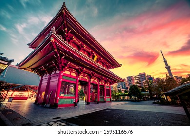Templo Sensoju com céu dramático e Tokyo Skytree em Tóquio, Japão