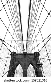 Vista panorámica en blanco y negro del puente de Brooklyn en la ciudad de Nueva York.