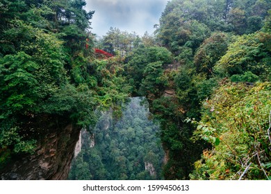 ทิวทัศน์สะพานธรรมชาติที่เชื่อมระหว่างเสาภูเขาสองต้นในเทือกเขาเทียนจื่อ อุทยานแห่งชาติป่าจางเจียเจี้ย มณฑลหูหนาน ประเทศจีน