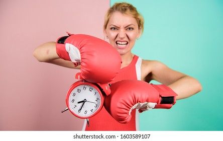 Sportlerin. den Dag gewannen. rosen Fra Boxhandschuesch. Meedchen Boxer Hold Wecker. Moien Energie. voller Kraaft. Aktivitéit Zäit. Etabléieren der Auer Zäit. Zäit ze kämpfen. Zäit fir Erfolleg.