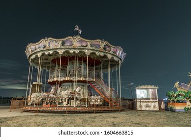 Carrousel tegen de nachtelijke hemel. Vintage carrousel met paarden 's nachts