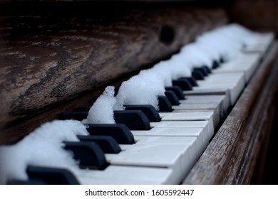 besneeuwde piano met sneeuw die de toetsen bedekt