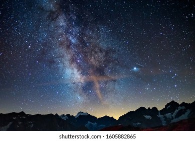 Zvjezdano nebo luka Mliječne staze na Alpama, Massif des Ecrins, Briancon Serre Chevalier skijalište, Francuska. Panoramski pogled na visoke planine i ledenjake, astrofotografija, promatranje zvijezda