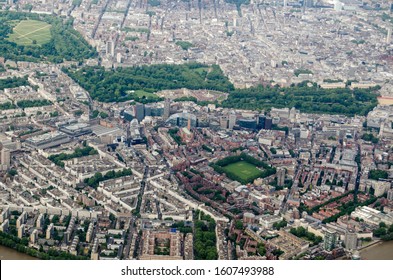 Loftopklärung iwwer d'London Quartiere vu Pimlico a Victoria kuckt Norden Richtung Buckingham Palace, Green Park a Mayfair.