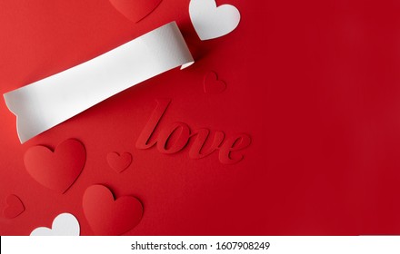 Carte de voeux pour la Saint Valentin. Bordée de coeurs rouges et blancs sur fond rouge, le mot amour.