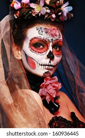 Halloween componen el cráneo de azúcar bella modelo con el peinado perfecto. Concepto de santa muerte.